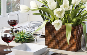 Tableware with tulips